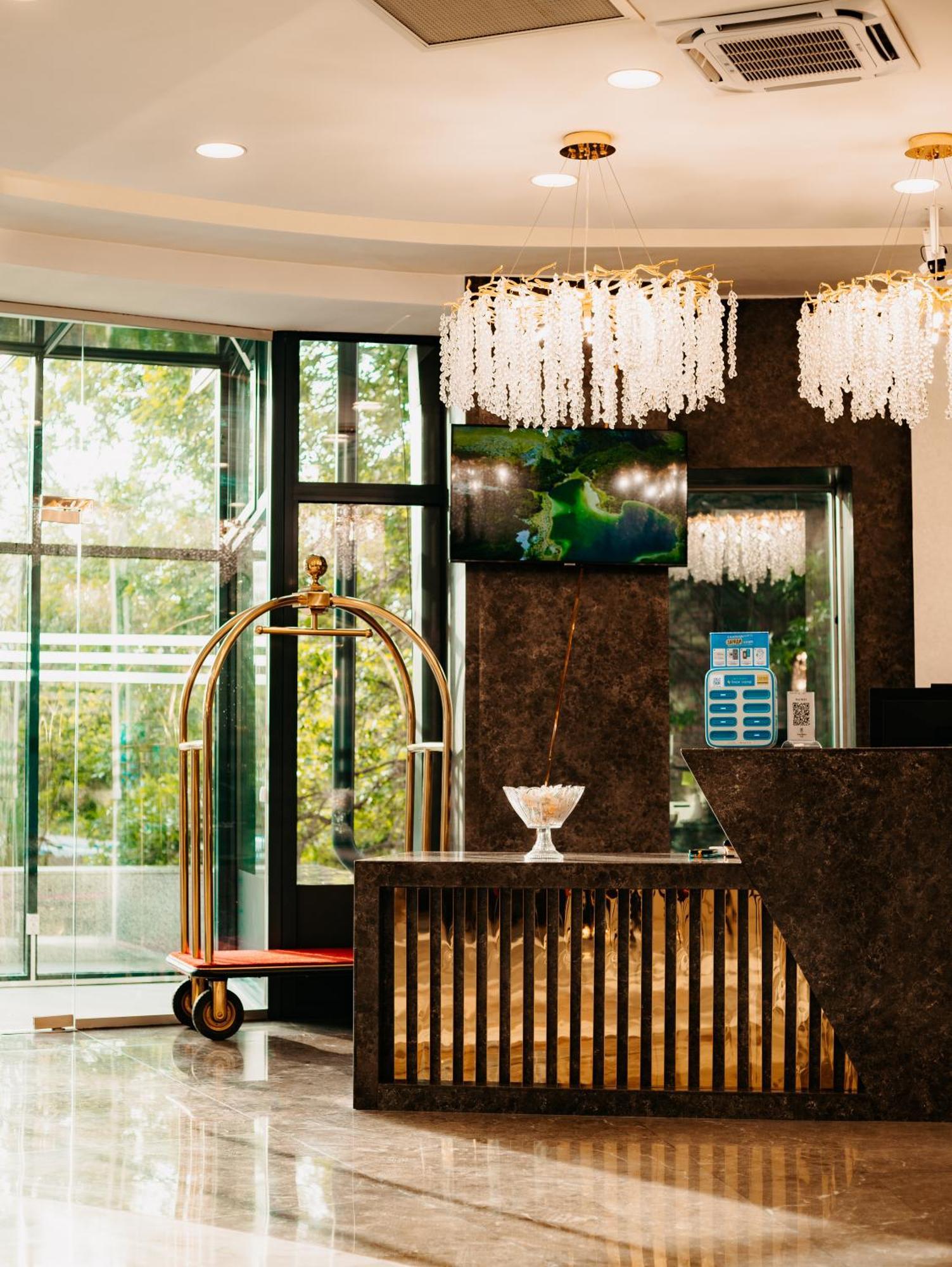 Grand Mildom Hotel อัลมาตี ภายนอก รูปภาพ