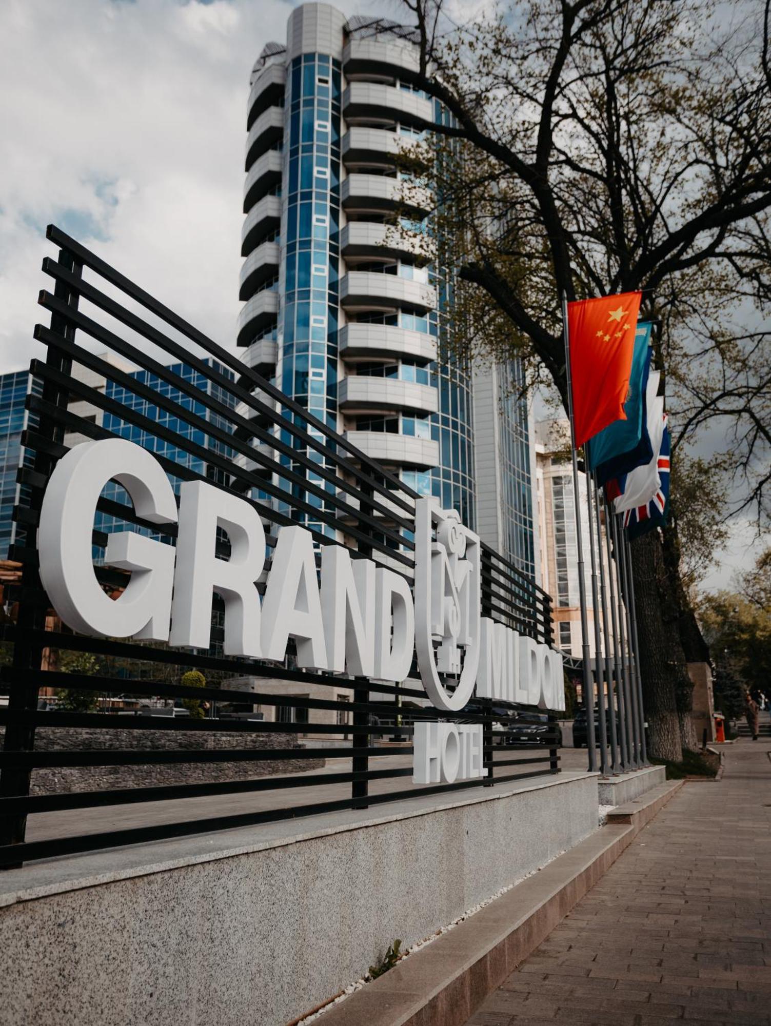 Grand Mildom Hotel อัลมาตี ภายนอก รูปภาพ